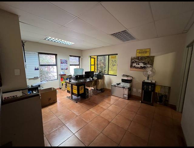 2,500M² WAREHOUSE FOR SALE IN LASER PARK